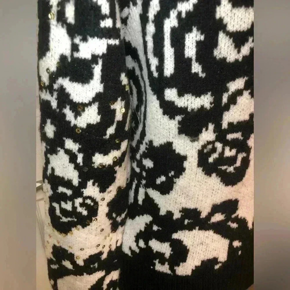 VENUS  Women’s size Small - Picture 8 of 13